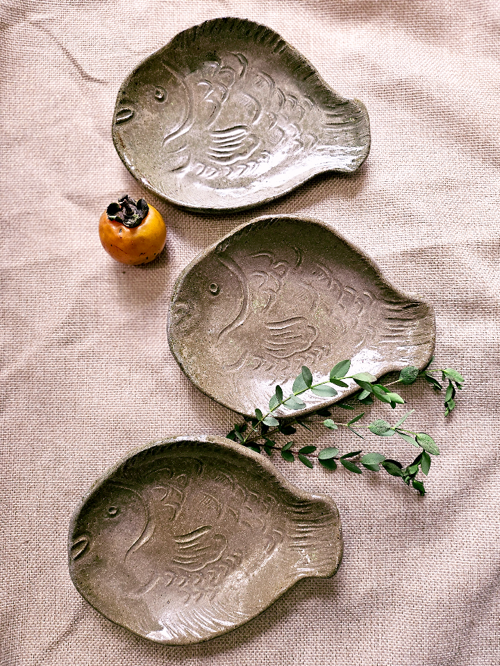 Đĩa cá nước ngọt-duoc-ban-tai-Komorebi Pottery