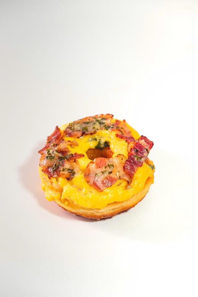 Donut Bacon Trứng muối bơ tỏi-duoc-ban-tai-Cà Rốt Donuts