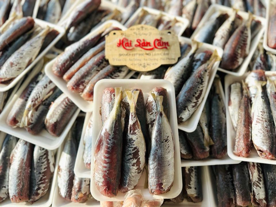Cá nục 1 nắng-duoc-ban-tai-HẢI SẢN CẨM