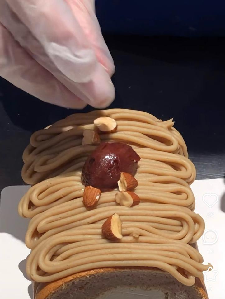 Rolling Hạnh nhân Caramel-duoc-ban-tai-THE350F HANOI BY GC