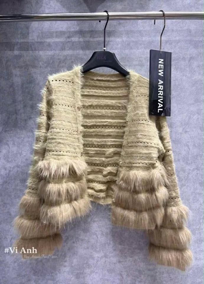 Áo khoác len lông trắng + nâu-duoc-ban-tai-Do Ngoc Tuong Vy Store