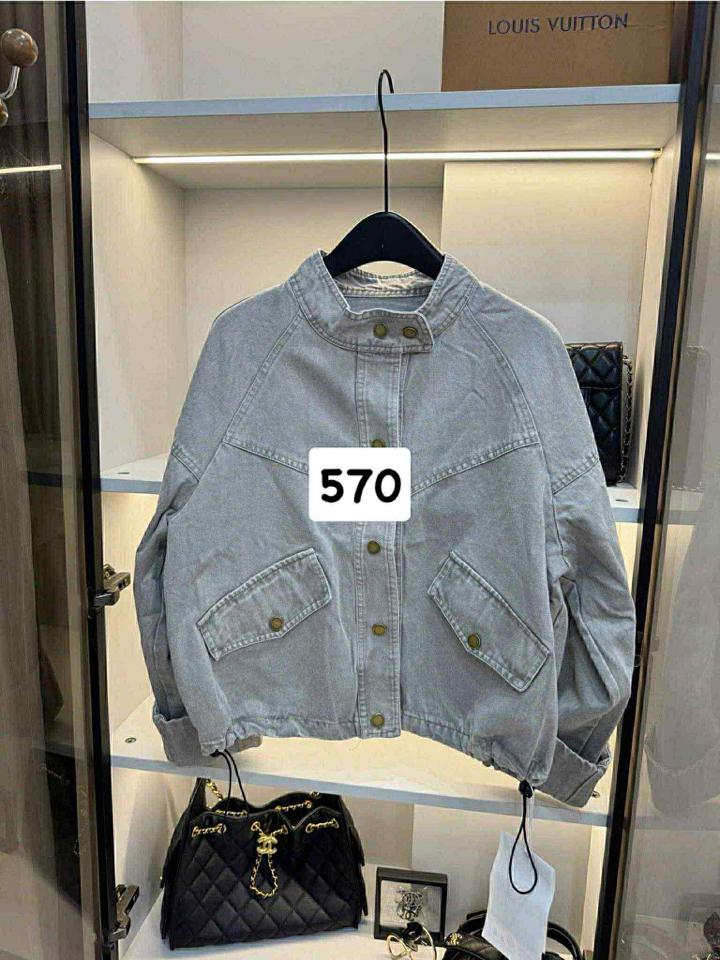 Khoác jean xanh nhạt-duoc-ban-tai-Do Ngoc Tuong Vy Store