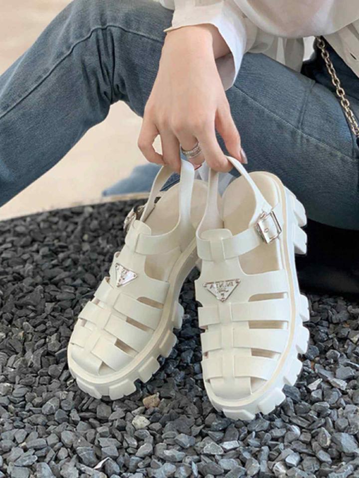 Giầy prada trắng-duoc-ban-tai-Do Ngoc Tuong Vy Store