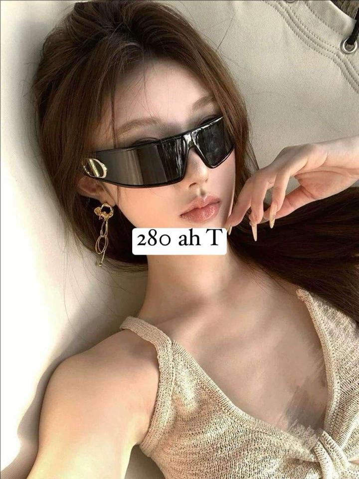 Kính dior đen-duoc-ban-tai-Do Ngoc Tuong Vy Store