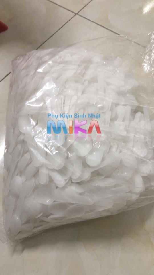 Thìa nhựa (1kg)-duoc-ban-tai-Mika - Phụ Kiện Sinh Nhật