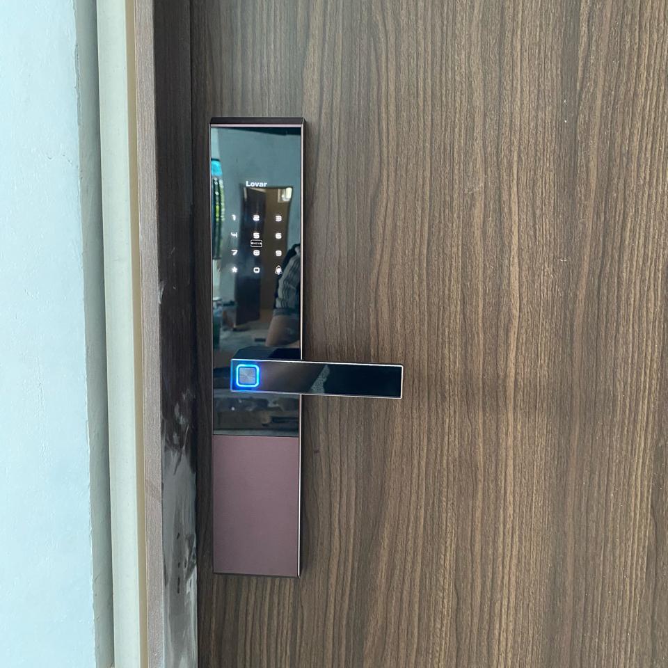 KHOÁ THÔNG MINH LOVAR LV02 NÂU-duoc-ban-tai-SHOWROOM KHOÁ CỬA LỘC PHÁT