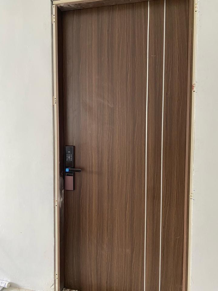 KHOÁ THÔNG MINH LOVAR LV02 NÂU-duoc-ban-tai-SHOWROOM KHOÁ CỬA LỘC PHÁT