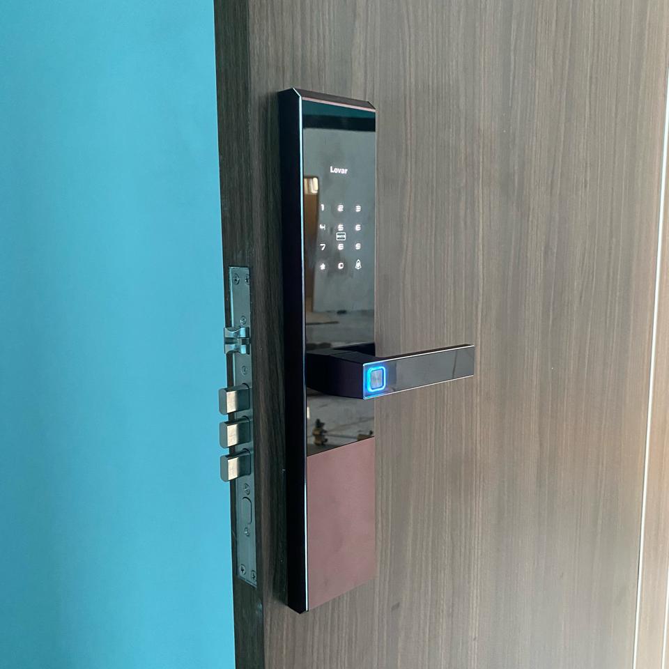 KHOÁ THÔNG MINH LOVAR LV02 NÂU-duoc-ban-tai-SHOWROOM KHOÁ CỬA LỘC PHÁT