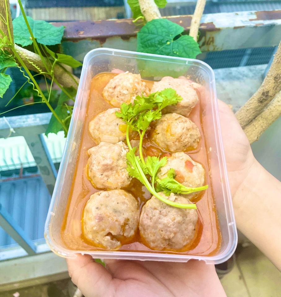 Xíu mại trứng cút sốt cà (hộp 8v)-duoc-ban-tai-MeMonMi Food