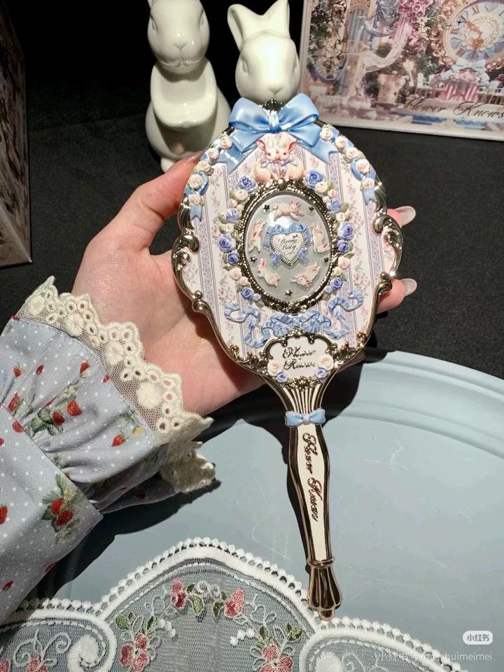 Gương thỏ xanh-duoc-ban-tai-Buôn làng Hoa Biết