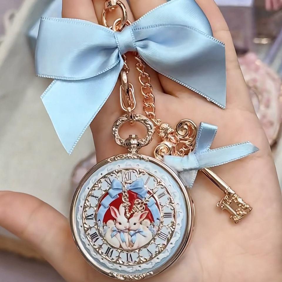 Móc khoá son dưỡng thỏ xanh-duoc-ban-tai-Buôn làng Hoa Biết