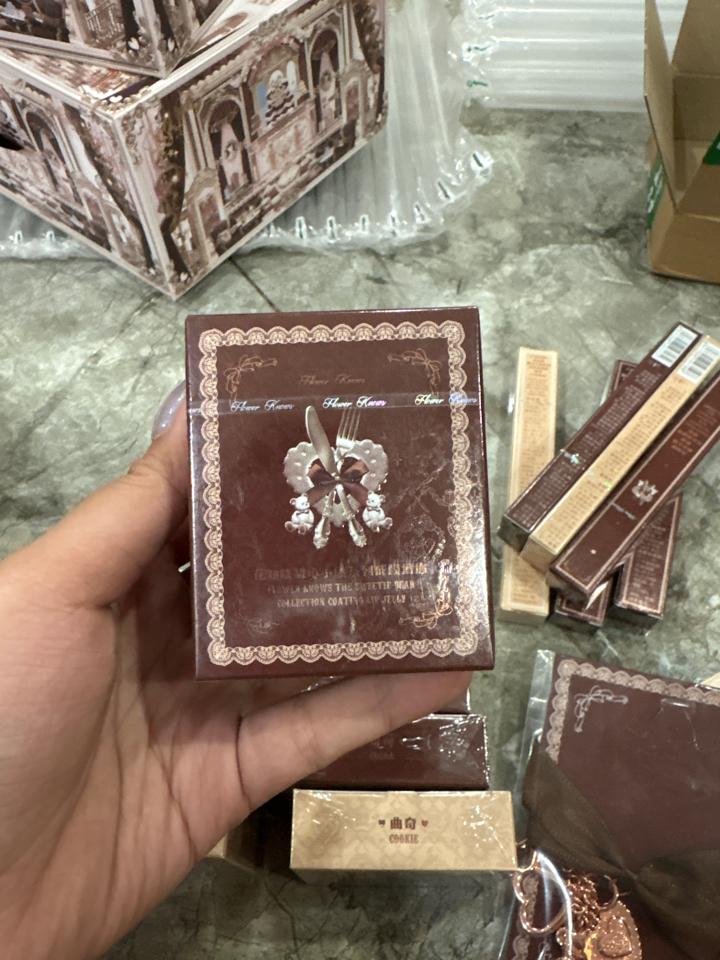 Son Gấu 07-duoc-ban-tai-Buôn làng Hoa Biết