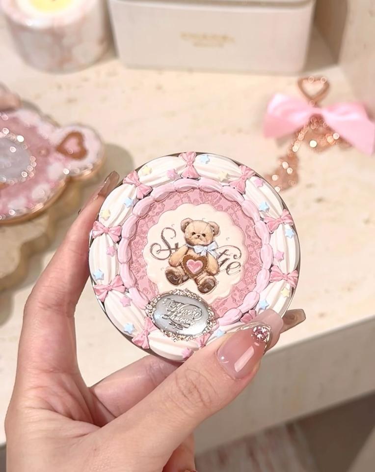 Che khuyết điểm gấu hồng-duoc-ban-tai-Buôn làng Hoa Biết