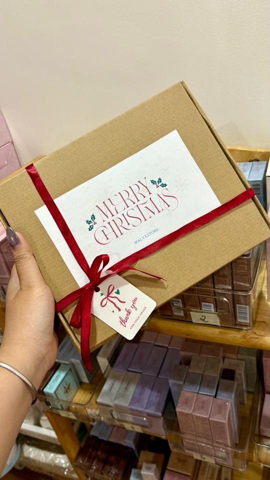 Gói quà Noel-duoc-ban-tai-Buôn làng Hoa Biết