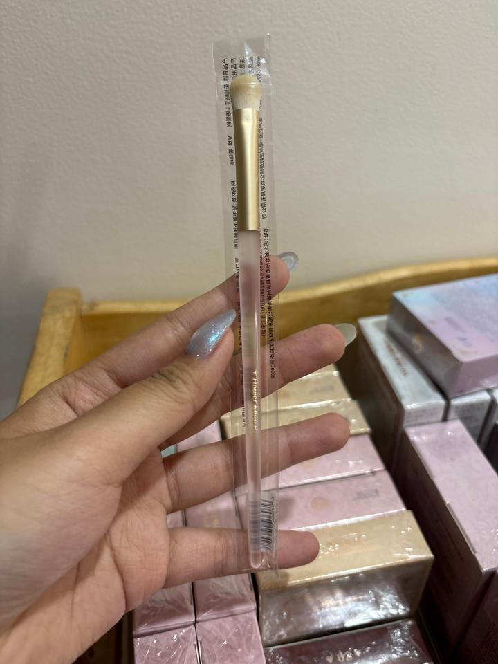 Cọ mắt-duoc-ban-tai-Buôn làng Hoa Biết