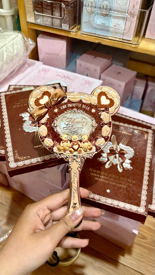 Gương Gấu Nâu-duoc-ban-tai-Buôn làng Hoa Biết