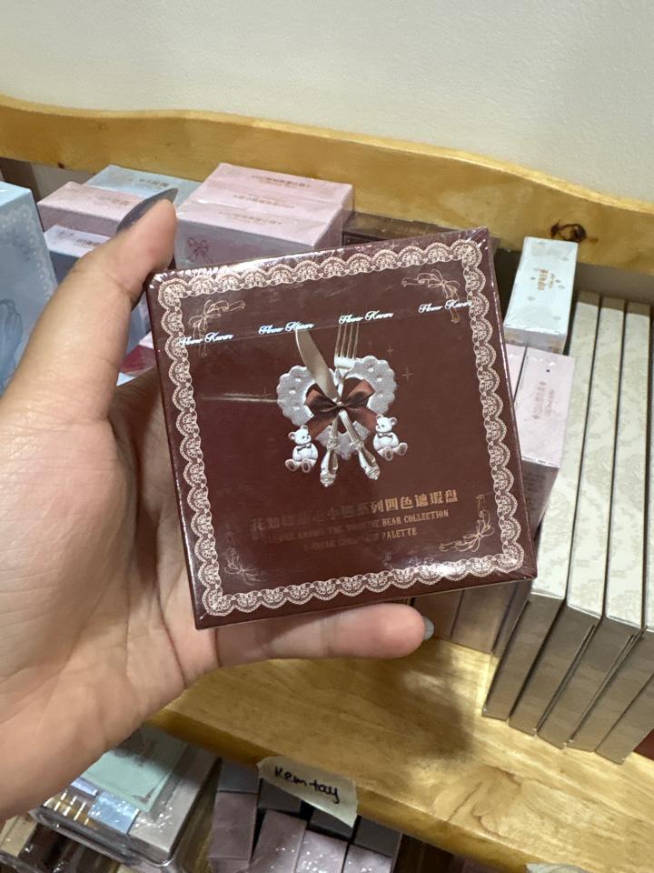 Che khuyết điểm gấu nâu-duoc-ban-tai-Buôn làng Hoa Biết