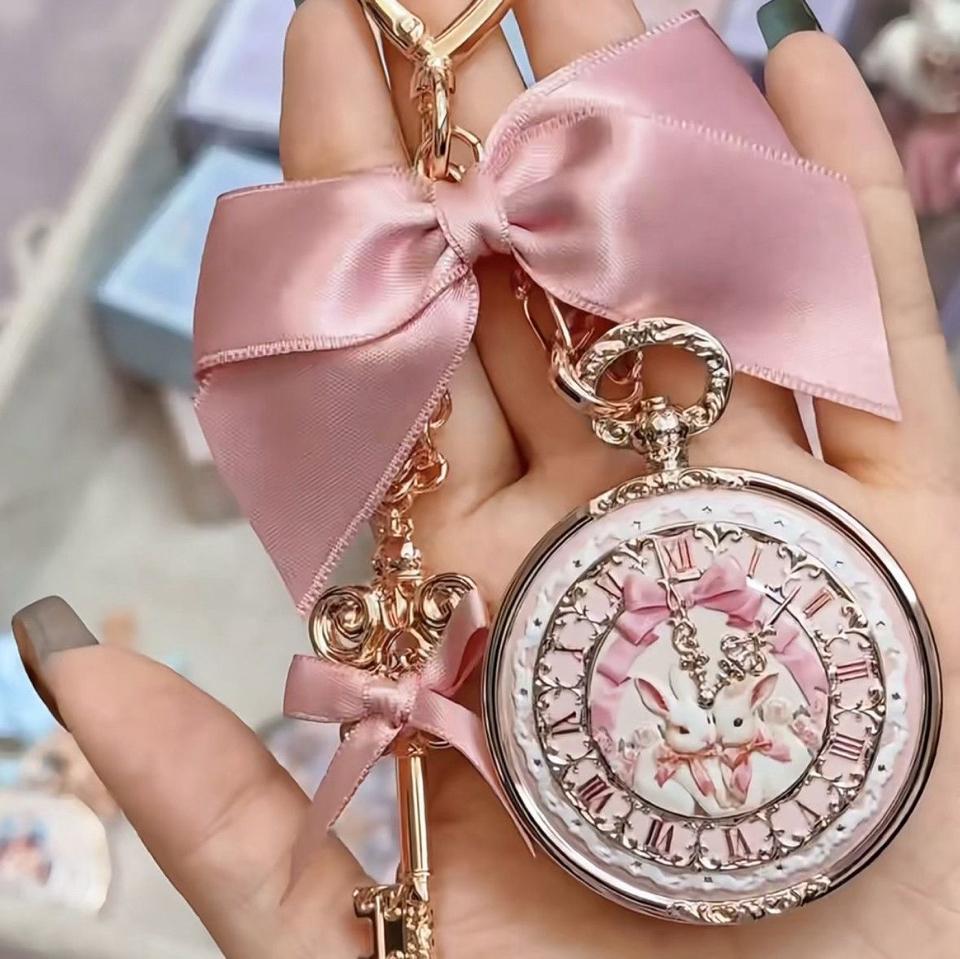 Móc khoá son dưỡng thỏ hồng-duoc-ban-tai-Buôn làng Hoa Biết