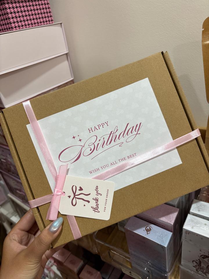 Gói quà sinh nhật-duoc-ban-tai-Buôn làng Hoa Biết