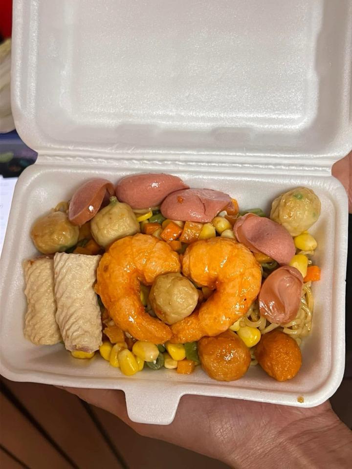 Mì trộn indomie xúc xích - cá viên-duoc-ban-tai-Meme FOOD Mì cay - Đồ ăn vặt Phố Xốm