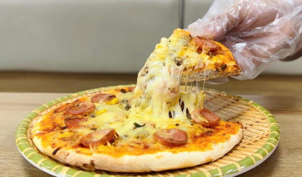Pizza Xúc Xích-duoc-ban-tai-Tiệm chè sen MộcMộc - Thanh Xuân