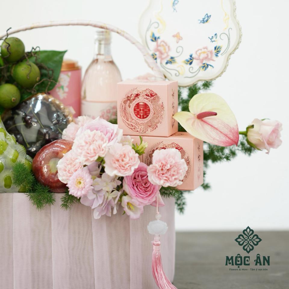 Giỏ Hoa Quả Tông Hồng Rượu Bánh Nho Táo Cherry Cau Trầu-duoc-ban-tai-HOA LỄ MỘC ÂN