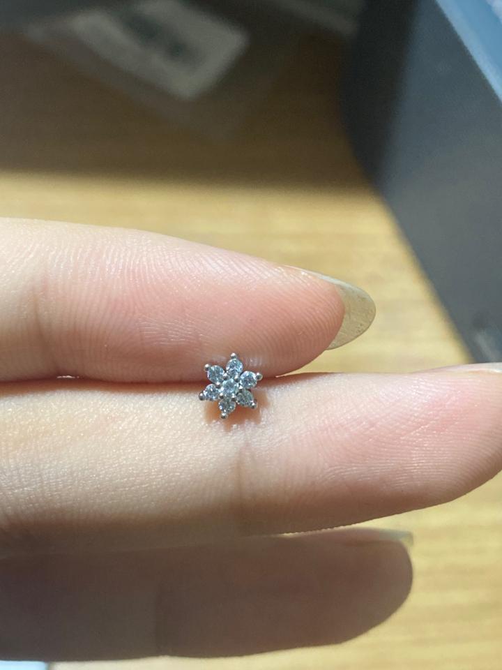 Khuyên kiểu đuôi dẹt hoa 5 cánh đá tròn-duoc-ban-tai-BO Xỏ Khuyên