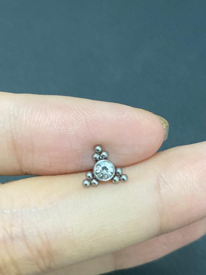 Khuyên đít dẹt đá gắn 3 cụm bi tam giác cách nhau-duoc-ban-tai-BO Xỏ Khuyên