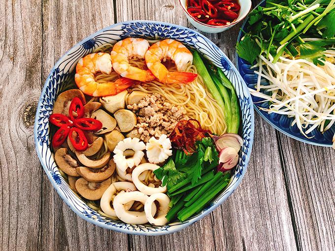 Mì hải sản (tô)-duoc-ban-tai-Restaurant Con Dao Resort