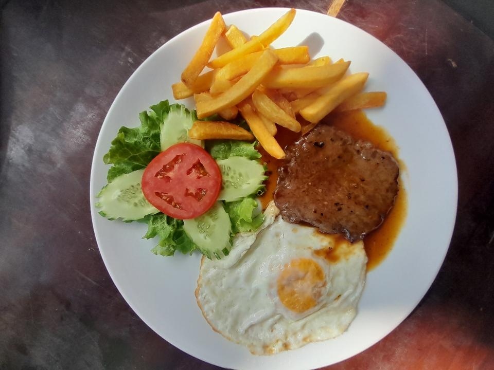 Bò Úc bittet trứng+KTC+Bánh mì-duoc-ban-tai-Restaurant Con Dao Resort