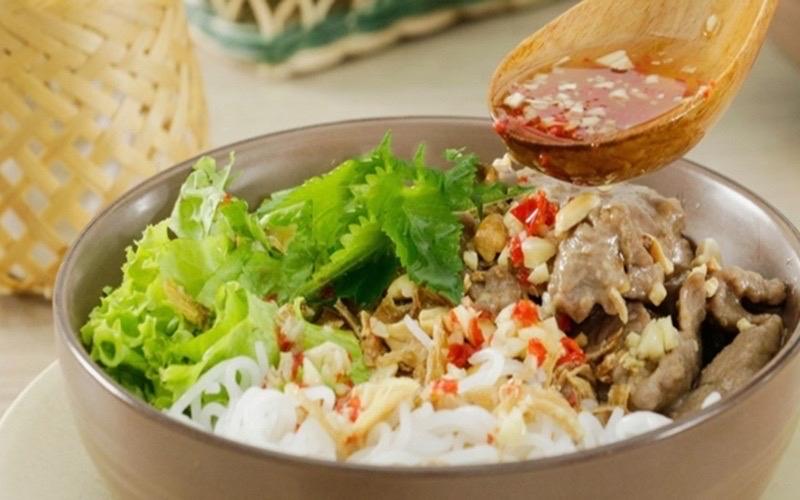 Bún trộn bò-duoc-ban-tai-Tâm Quang Trần