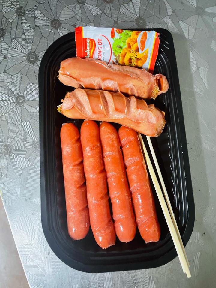 Xúc xích-duoc-ban-tai-Tâm Quang Trần
