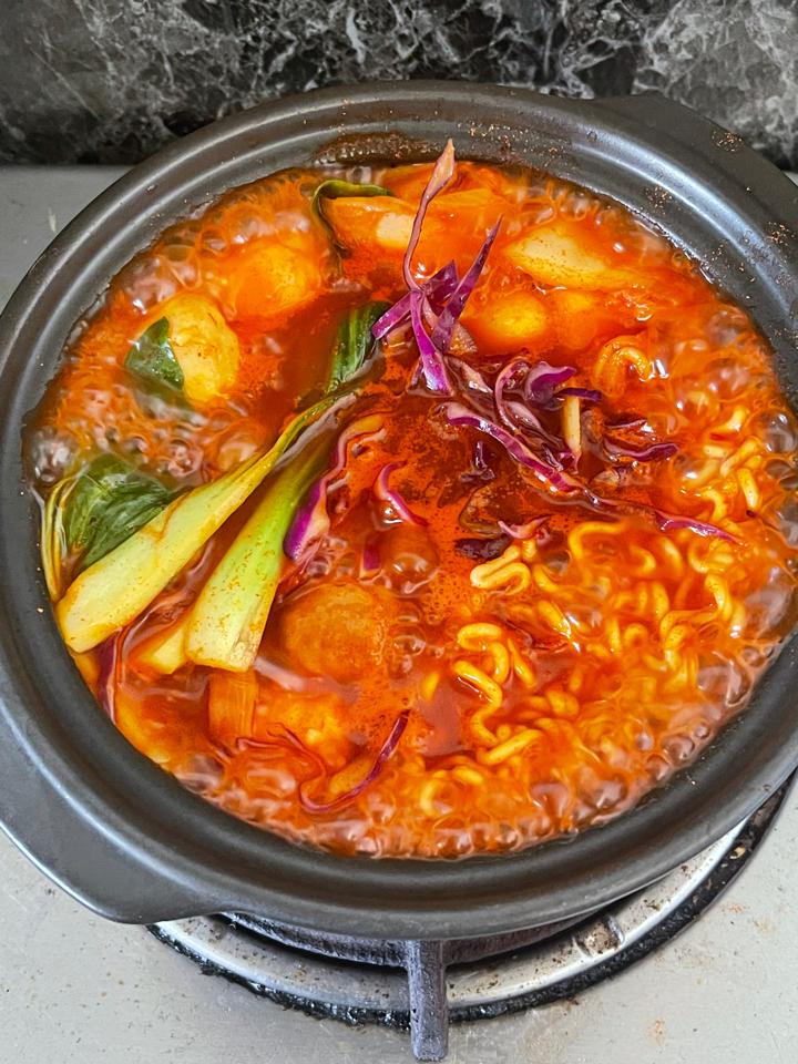 Lẩu mì -duoc-ban-tai-Ngân Lê