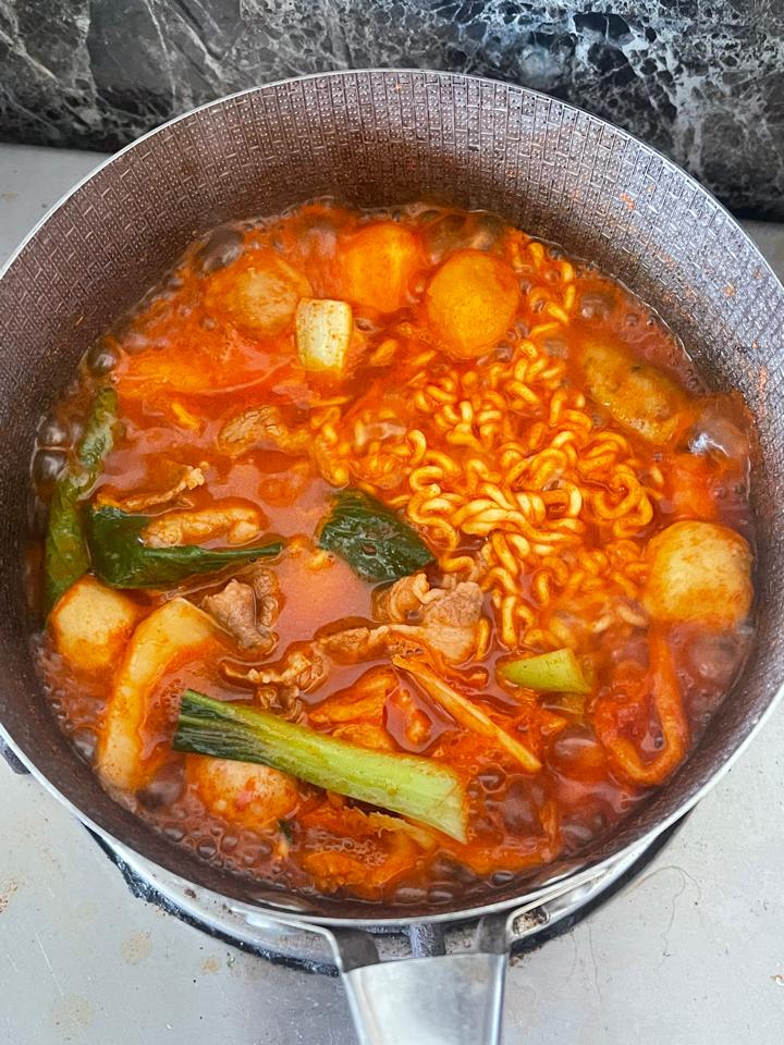 Lẩu mì -duoc-ban-tai-Ngân Lê