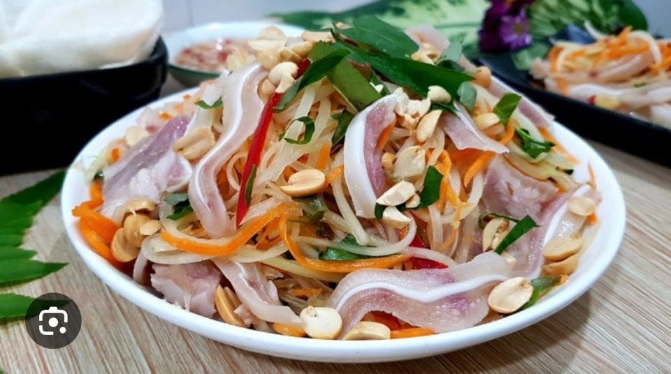 Gỏi tai heo-duoc-ban-tai-Quán Ú
