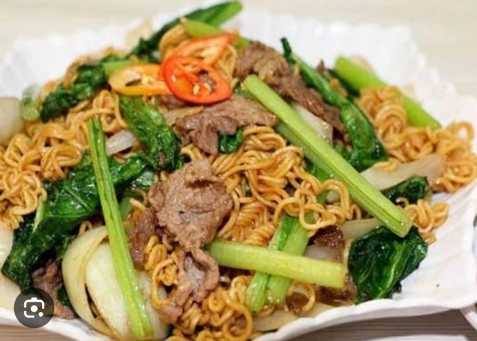Mì xào bò-duoc-ban-tai-Quán Ú