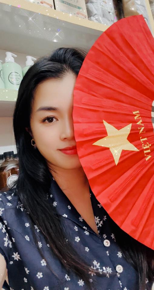 Quạt lụa Yêu Nước-duoc-ban-tai-Siêu thị Special