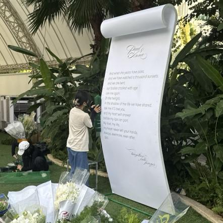 STANDEE CONG HÌNH CUỘN GIẤY-duoc-ban-tai-TRẦN LÊ SHOW