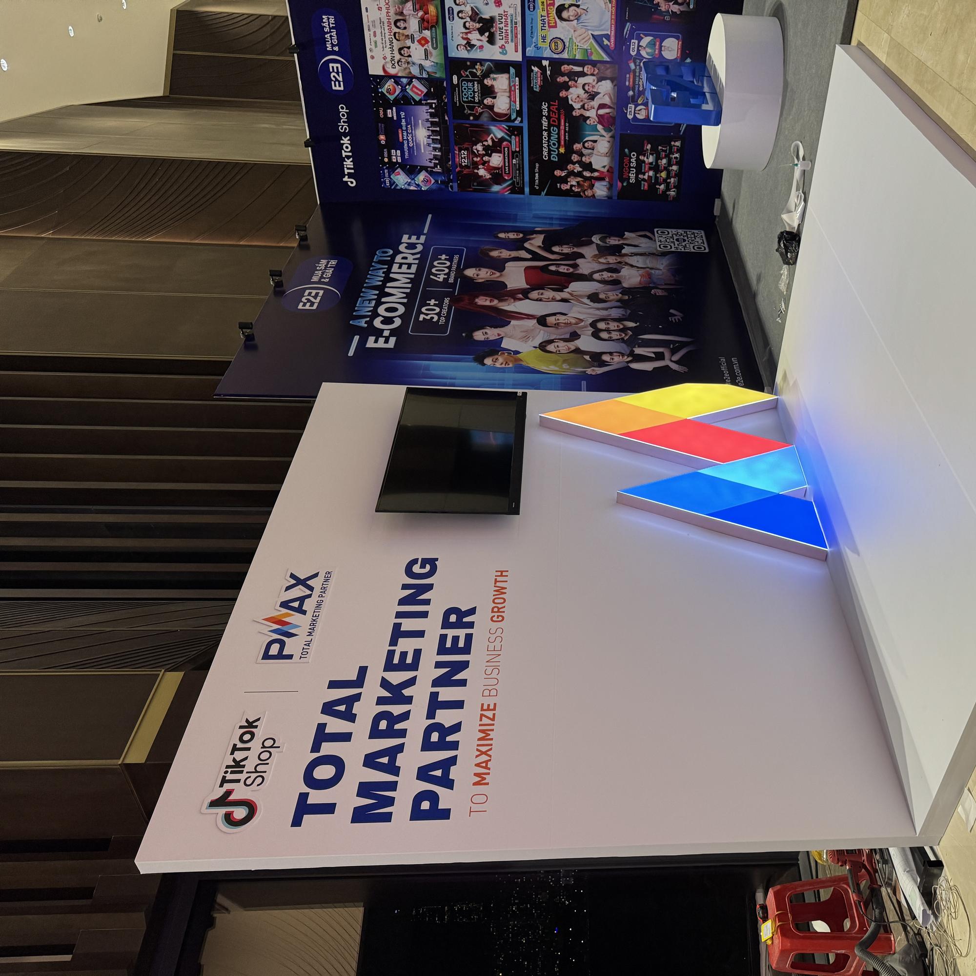 THI CÔNG BOOTH-duoc-ban-tai-TRẦN LÊ SHOW
