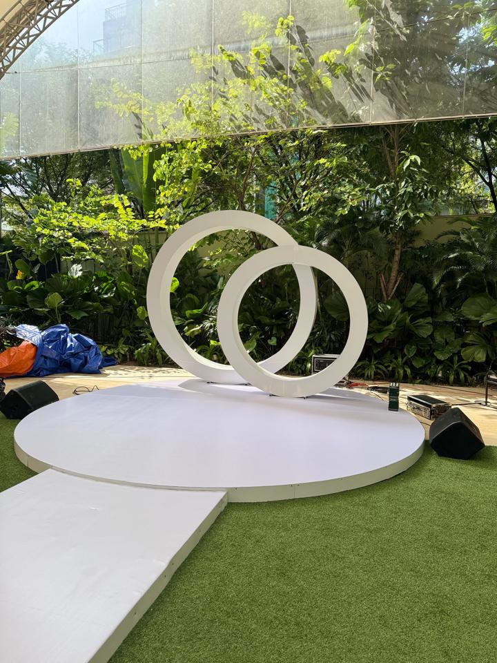 BỤC SÂN KHẤU TRÒN-duoc-ban-tai-TRẦN LÊ SHOW