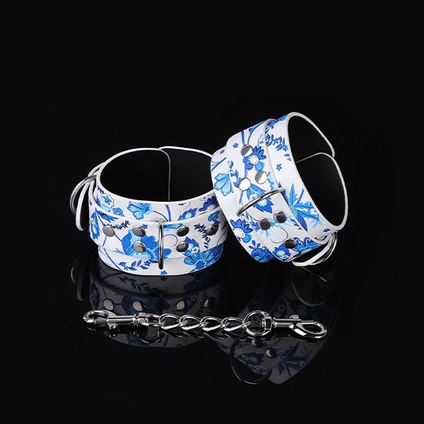 Còng tay Sứ Thanh Hoa-duoc-ban-tai-Xích Đạo Shop
