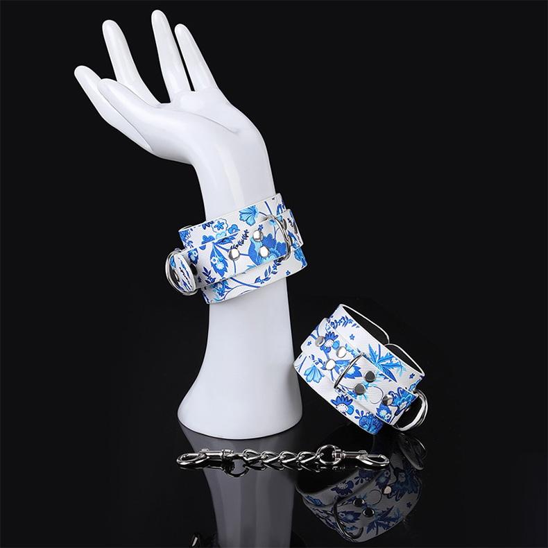 Còng tay Sứ Thanh Hoa-duoc-ban-tai-Xích Đạo Shop