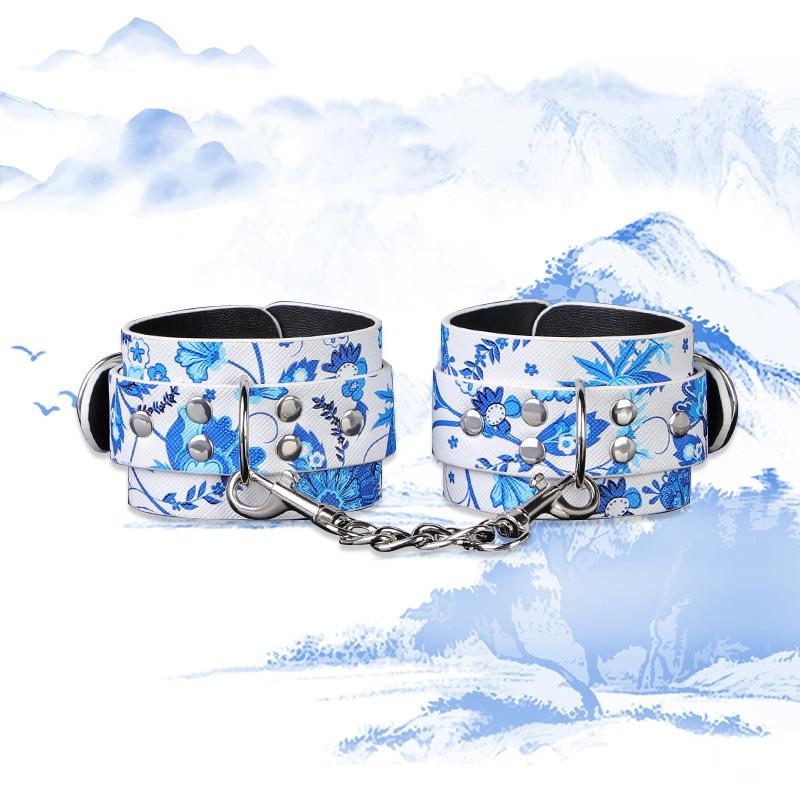 Còng tay Sứ Thanh Hoa-duoc-ban-tai-Xích Đạo Shop