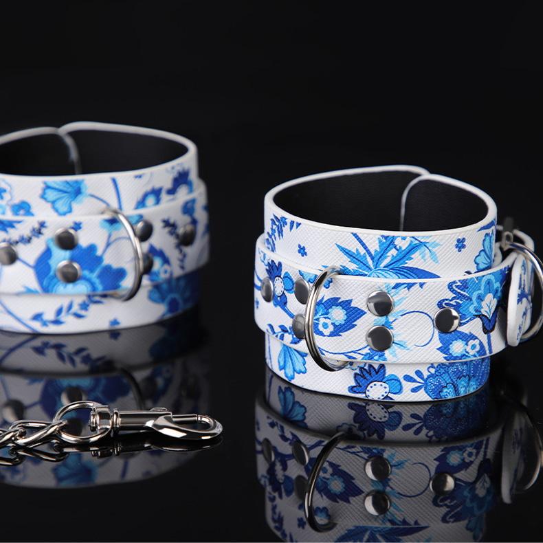 Còng tay Sứ Thanh Hoa-duoc-ban-tai-Xích Đạo Shop