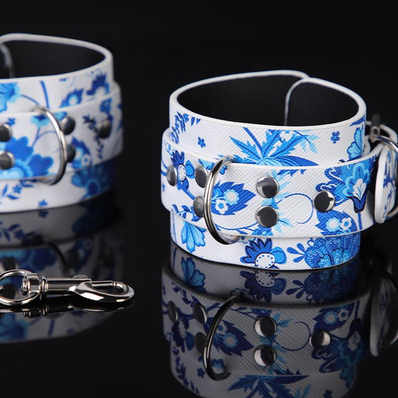 Còng tay Sứ Thanh Hoa-duoc-ban-tai-Xích Đạo Shop