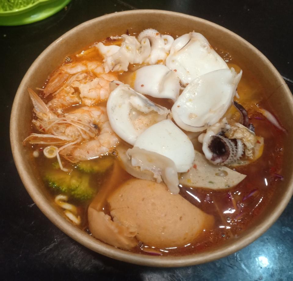 Mì cay hải sản-duoc-ban-tai-LONA TEA