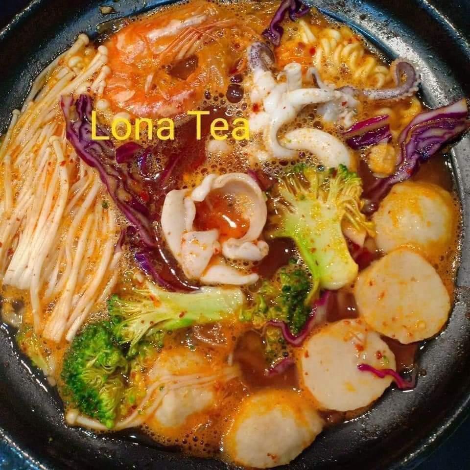 Mì cay xúc xích-duoc-ban-tai-LONA TEA