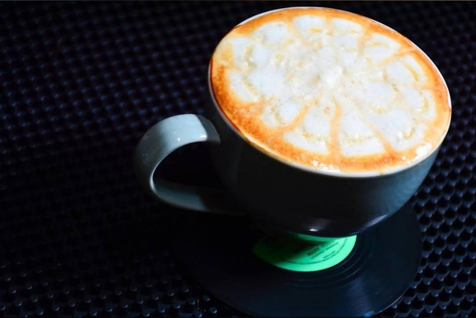 Capuchino/Latte-duoc-ban-tai-Tiệm Cà phê XOAY