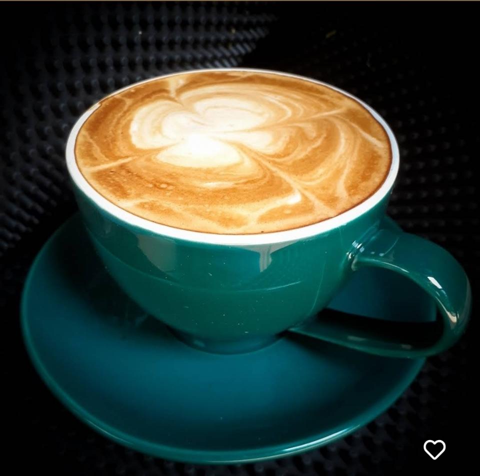 Capuchino/Latte-duoc-ban-tai-Tiệm Cà phê XOAY