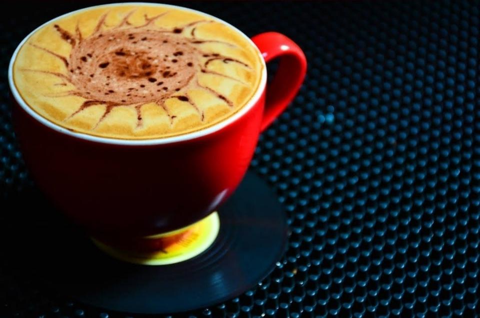 Capuchino/Latte-duoc-ban-tai-Tiệm Cà phê XOAY